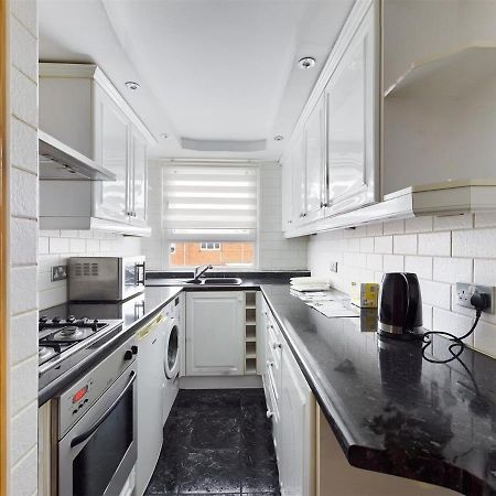 Апартаменты Parsonage Leys Харлоу Экстерьер фото