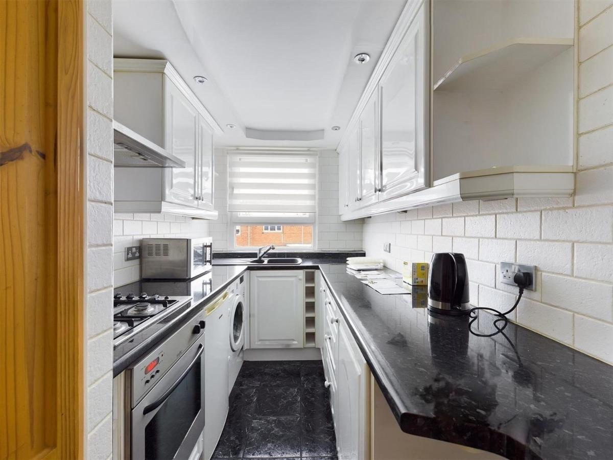 Апартаменты Parsonage Leys Харлоу Экстерьер фото